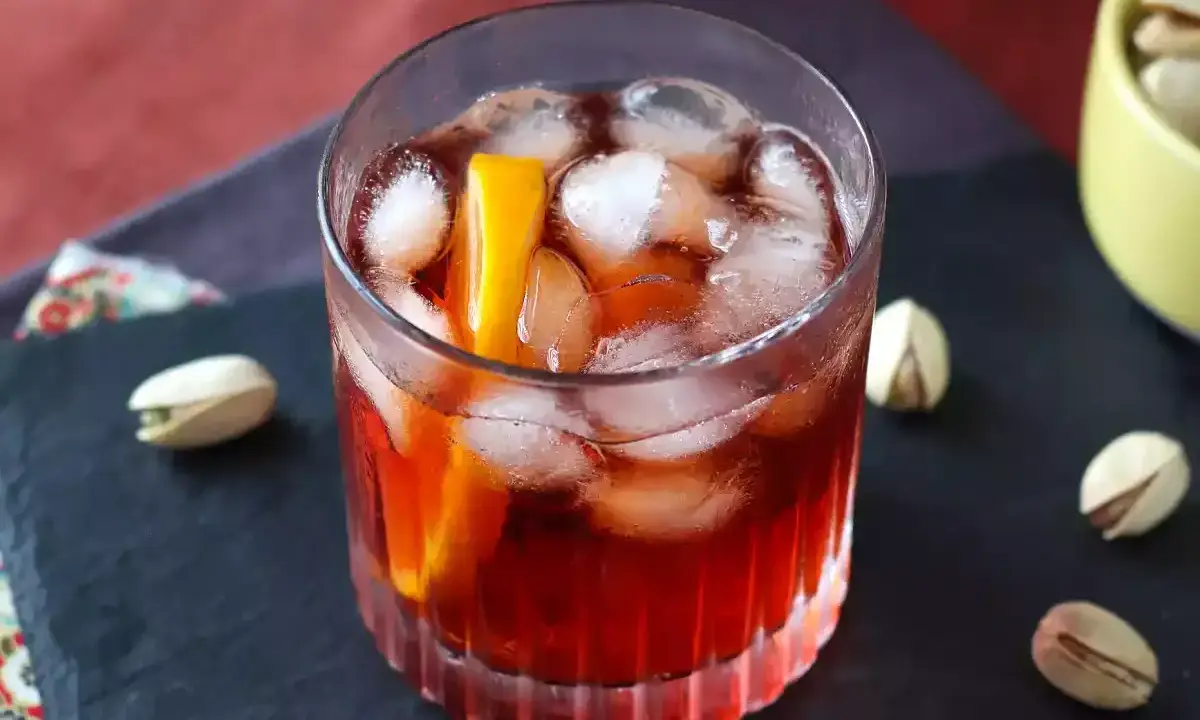Orzeźwiający Negroni Sbagliato z pomarańczą i lodem. Idealny przepis na letnie popołudnie.