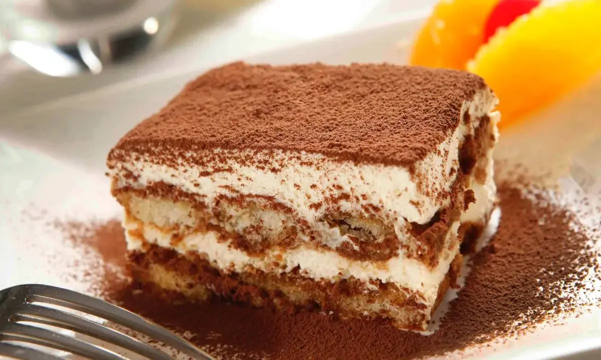 Szybki deser z mascarpone i kakao, idealny na każdą okazję. Puszysty krem i biszkopty zanurzone w kawie tworzą wyśmienite tiramisu.