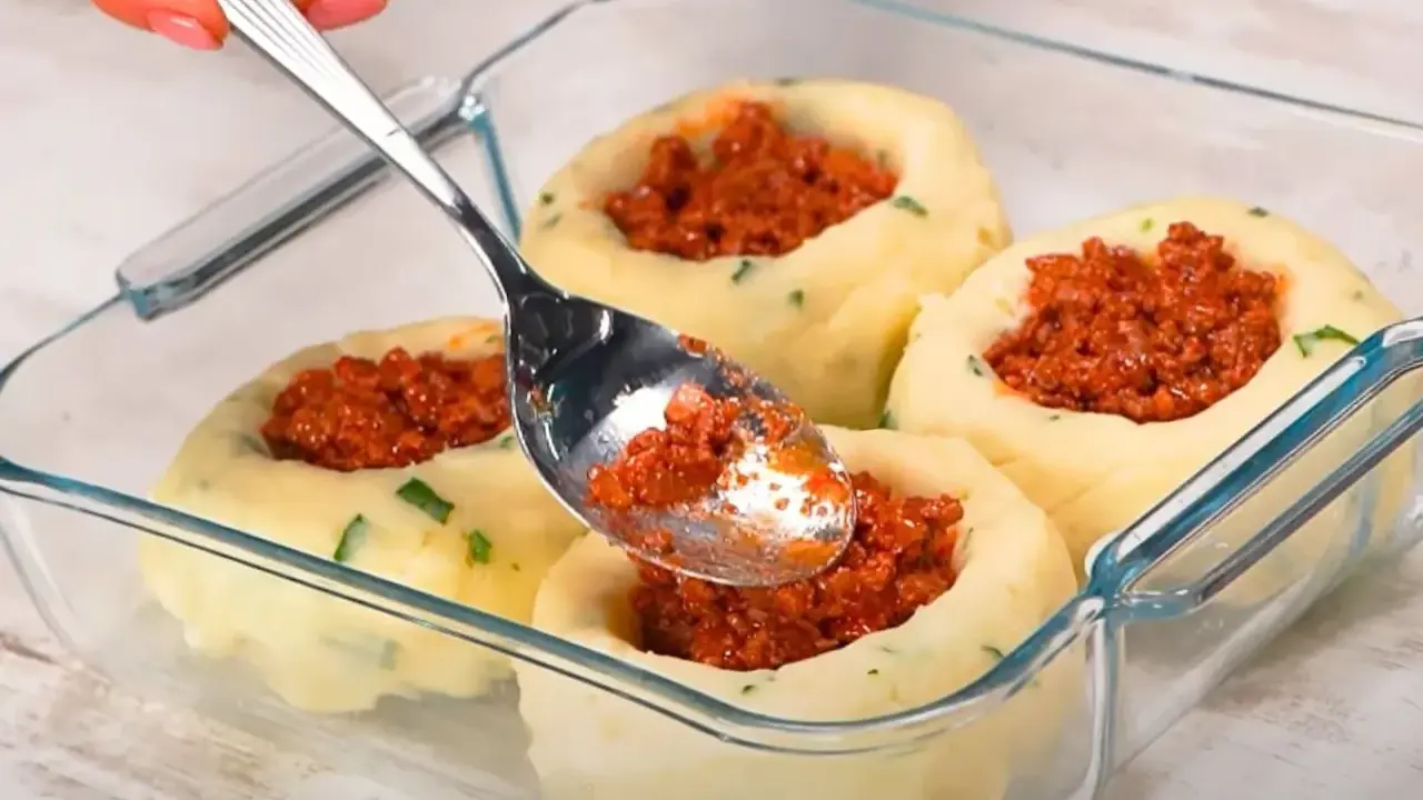 Ziemniaki faszerowane mięsem mielonym w naczyniu żaroodpornym. Świetny pomysł, z czym łączyć ziemniaki na obiad!