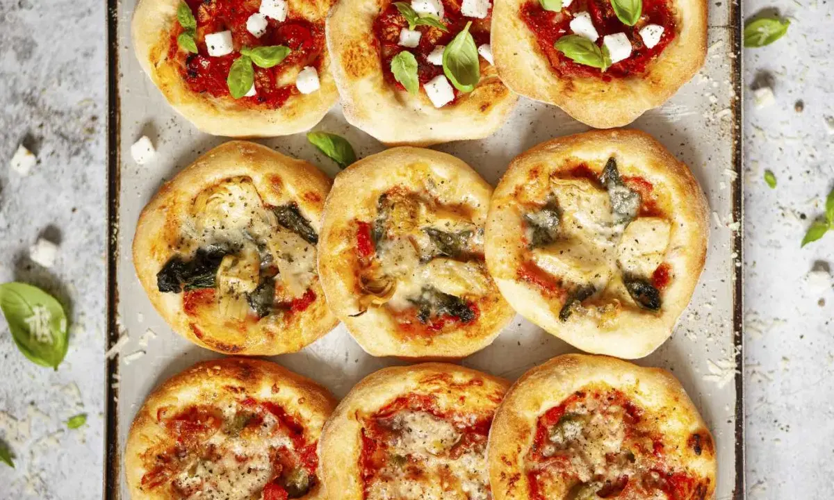 Mini pizze z różnymi dodatkami: margherita, z fetą i bazylią, z karczochami i szpinakiem. Idealne, by pokazać, co zrobić z ciasta na pizzę!