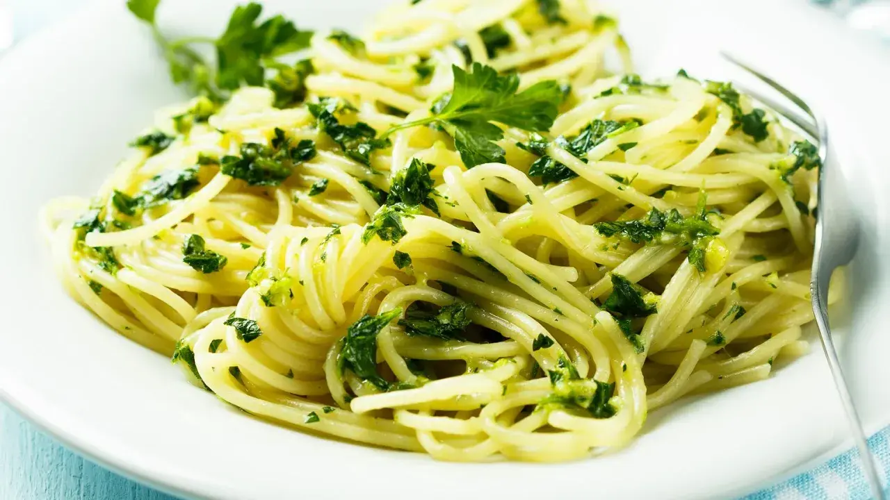 Pyszne spaghetti z zielonym pesto i świeżą natką pietruszki. Idealne, by dodać do makaronu z pesto.