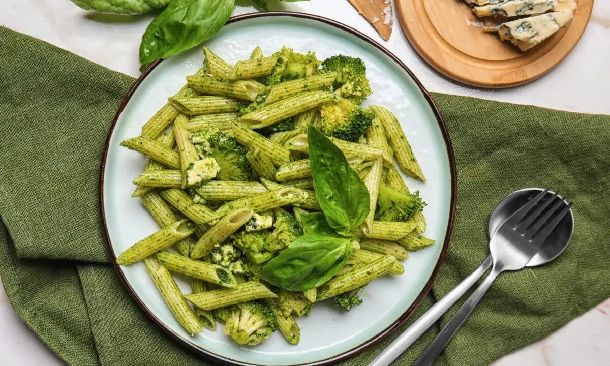 Penne z brokułami i serem gorgonzola w sosie pesto. Idealne danie, by dowiedzieć się, z czym podawać pesto.