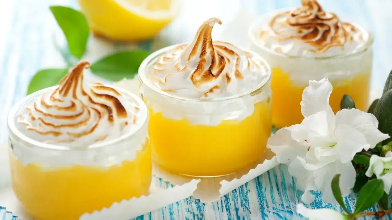 Słodkie desery z cytrynowym kremem i pianką bezową, idealne na letnie popołudnie. Przepis na lemon curd.