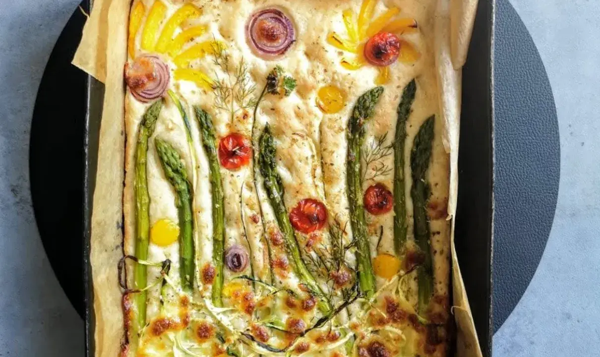 Focaccia w kształcie ogrodu z szparagami, pomidorkami i cebulą. Idealny dip do focacci.