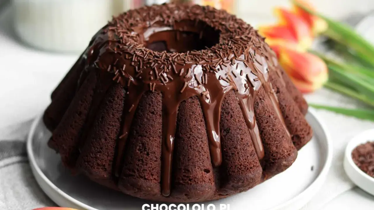 Pyszna babka z mascarpone, oblana czekoladą i posypana czekoladową posypką. Idealna na każdą okazję.