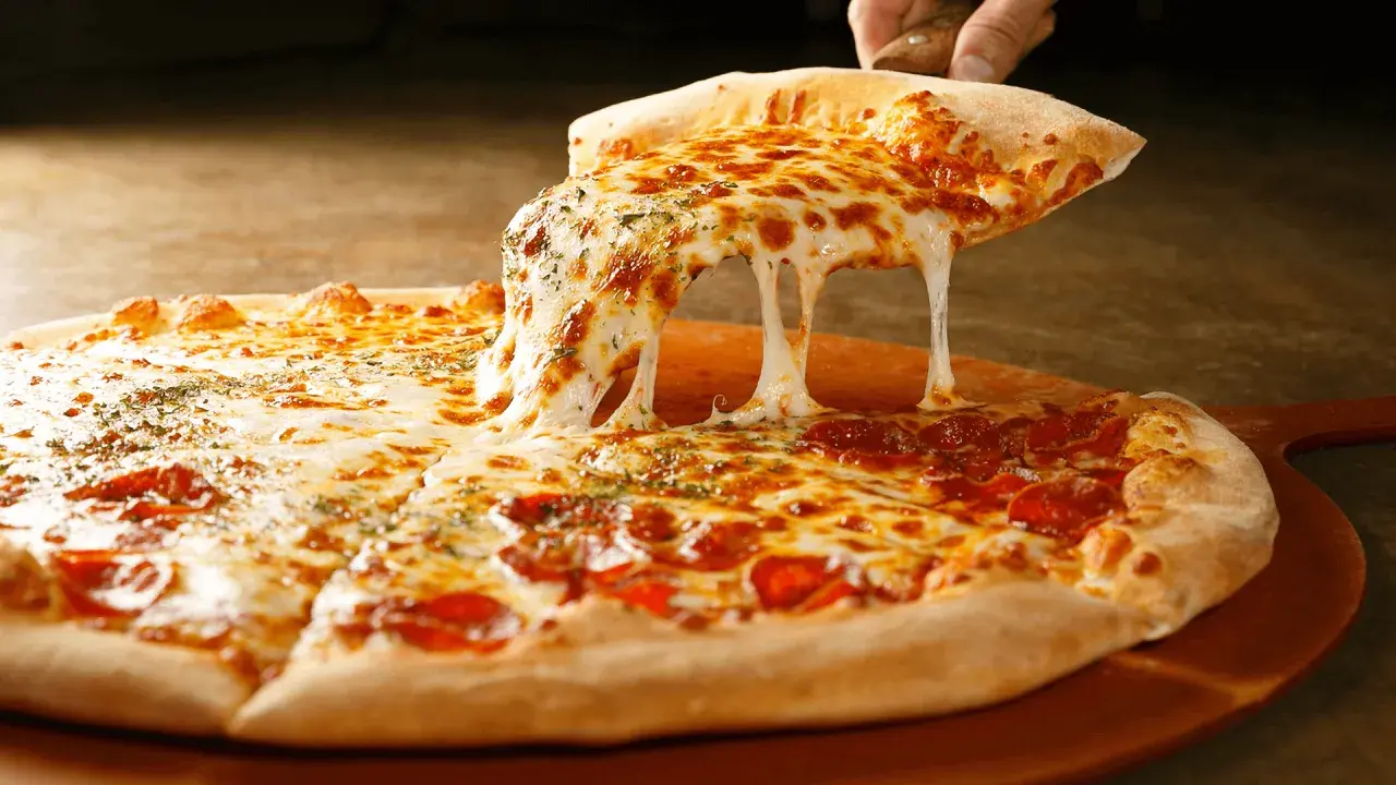Gorąca pizza z ciągnącym się serem. Czy ciasto na pizzę można zrobić dzień wcześniej? Tak, i będzie równie pyszne!