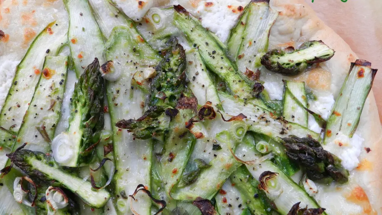 Pizza ze szparagami zielonymi, serem i pieprzem. Pyszne, wiosenne danie.