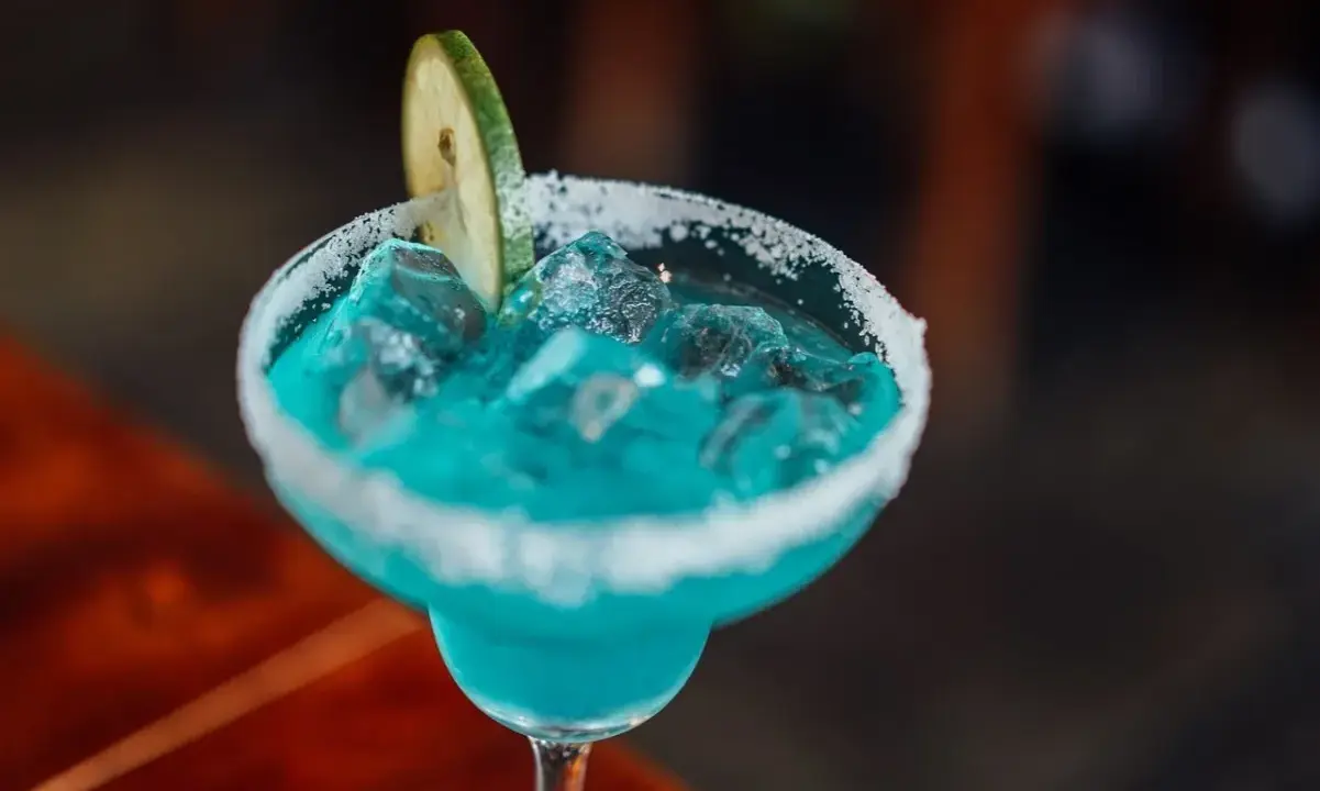 Orzeźwiający drink bezalkoholowy z blue curacao, lodem i plasterkiem limonki, z cukrowym rantem.