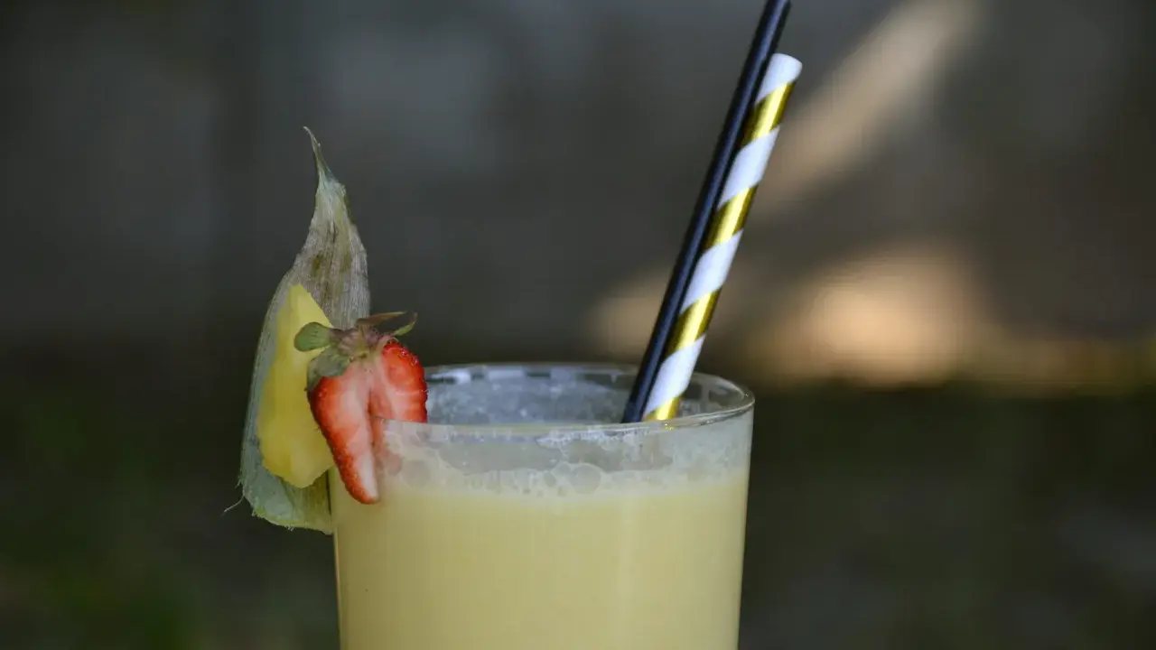 Orzeźwiający drink pina colada z ananasem i truskawką. Idealny przepis na lato!