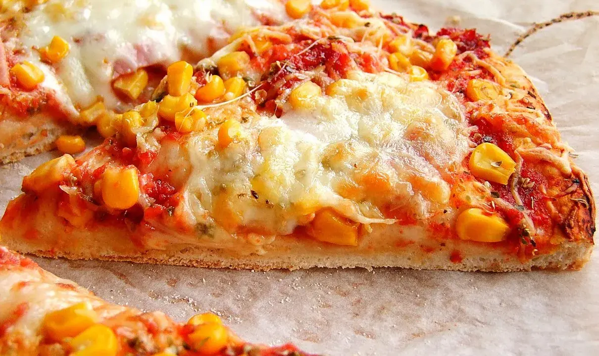 Pyszna pizza z kukurydzą i ciągnącym serem, idealna do pieca z termoobiegiem.