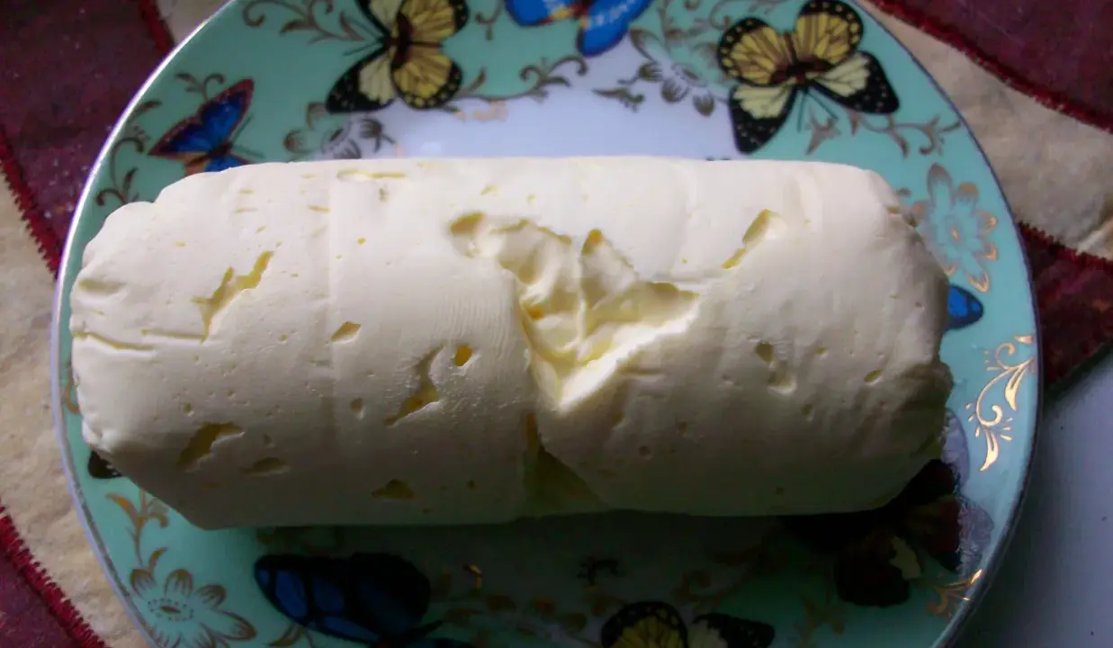 Rolada masła czosnkowego, idealna do pieczywa. Prosty przepis na masło czosnkowe.
