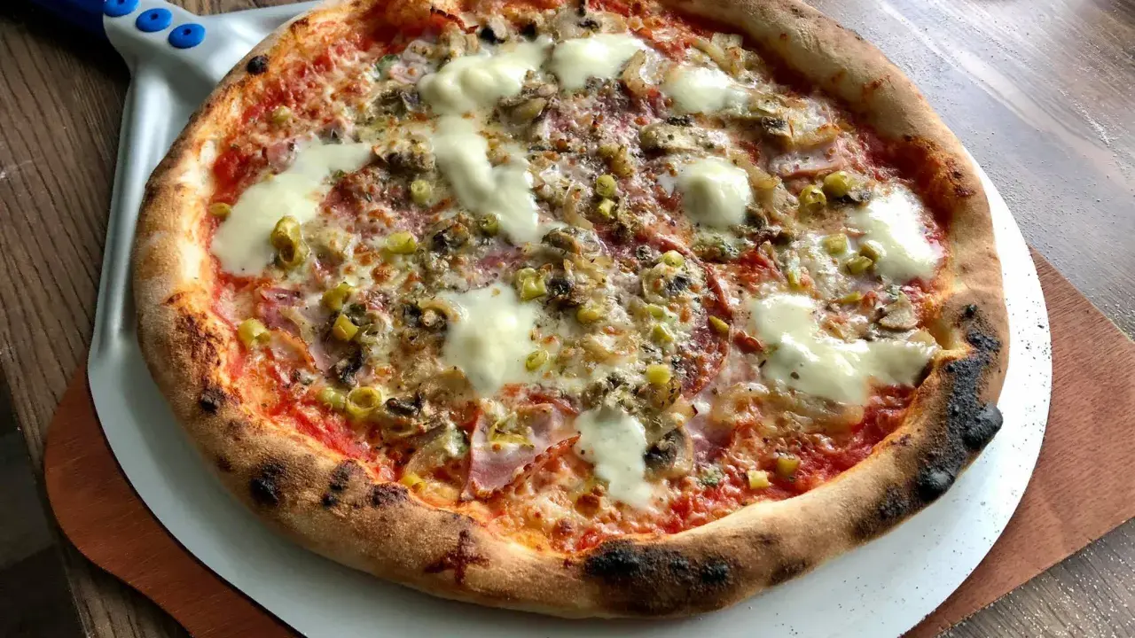 Idealna pizza na kamieniu, z chrupiącym ciastem i pysznymi dodatkami. Tak piecze się pizzę na kamieniu!