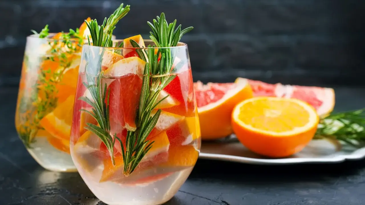 Orzeźwiający drink z grejpfrutem, pomarańczą i rozmarynem. Idealny na upalne dni.