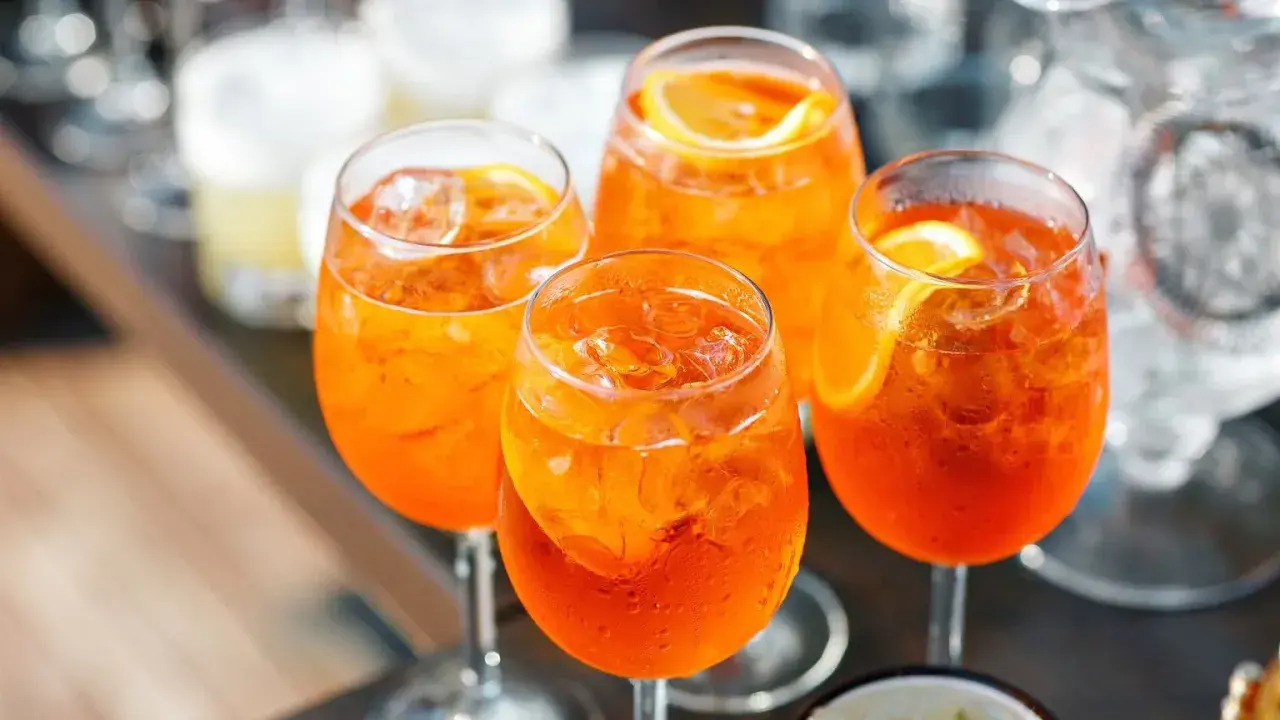 Cztery orzeźwiające Aperole z lodem i plasterkiem pomarańczy. Idealne pytanie: jakie prosecco do aperolu?