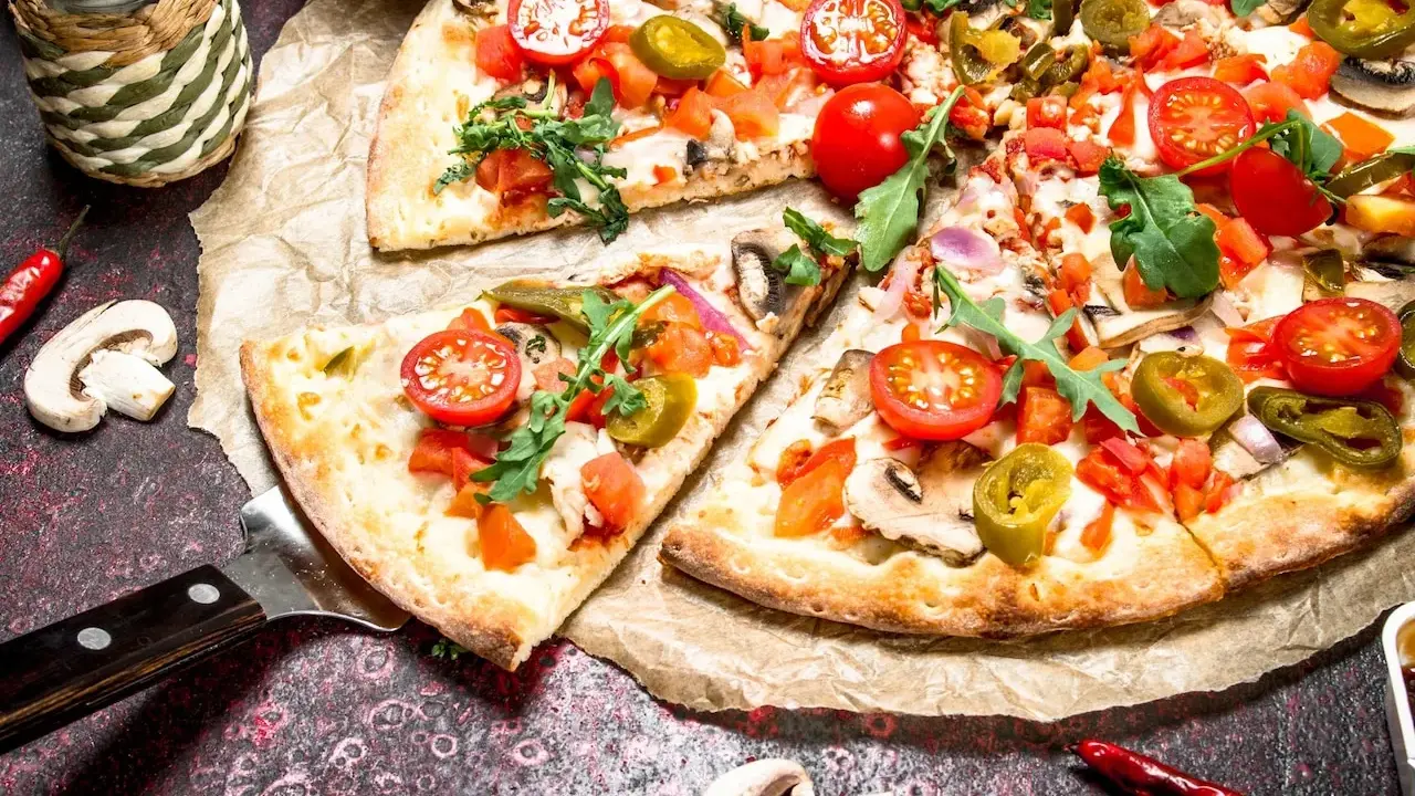 Pyszna pizza na cienkim cieście z pomidorkami, jalapeno i rukolą. Idealna na spotkanie z przyjaciółmi.