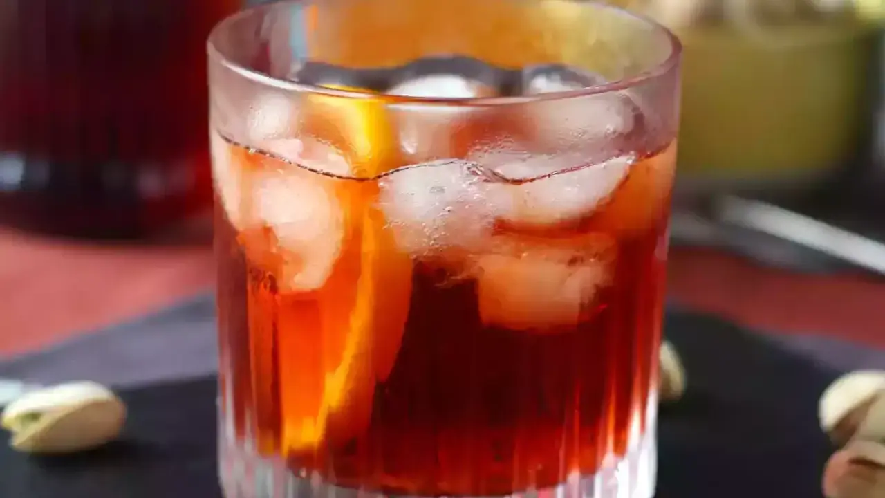 Orzeźwiający drink z Campari, lodem i pomarańczą. Idealny przepis na letnie wieczory.