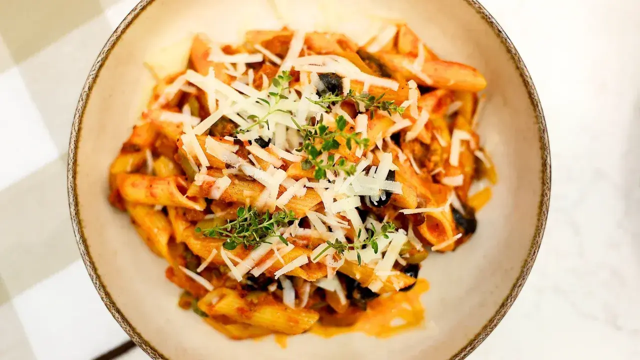 Penne z sosem pomidorowym, oliwkami i parmezanem. Idealny przepis na makaron dla całej rodziny.