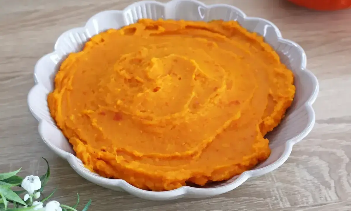 Aksamitne puree z dyni, idealne na jesienne dni. Delikatna konsystencja i piękny pomarańczowy kolor.
