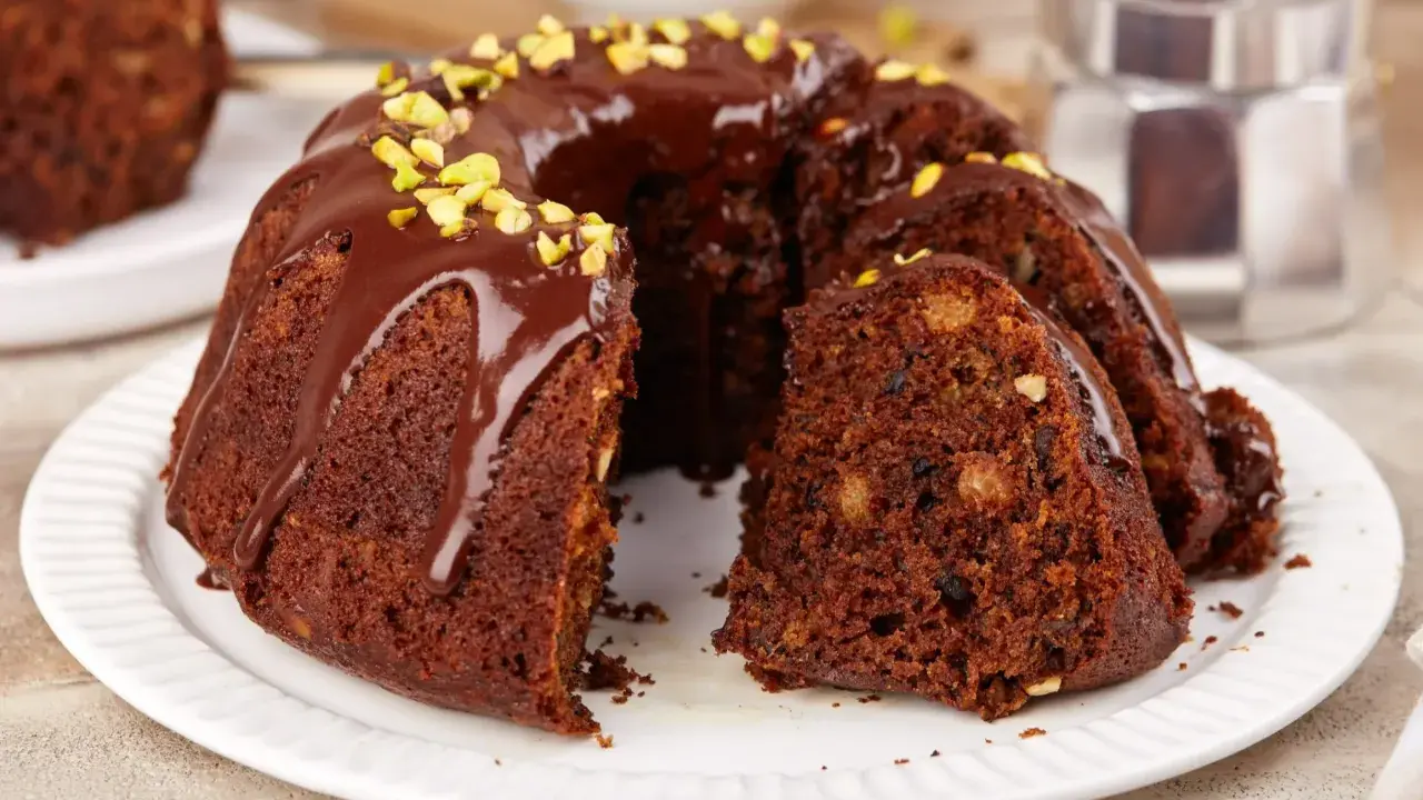 Pyszna babka czekoladowa z polewą i pistacjami, idealna na deser.