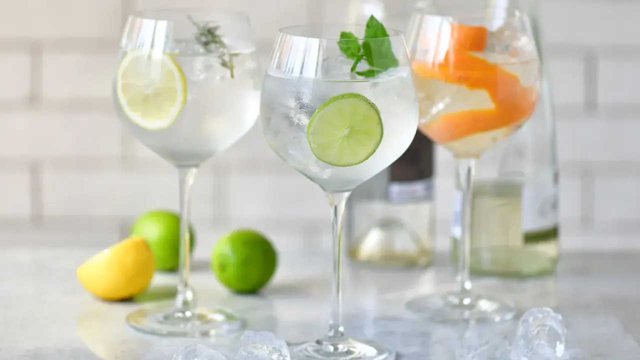 Orzeźwiający drink ze spritem, ozdobiony plasterkiem cytryny, limonki i skórką pomarańczy. Idealny na letnie popołudnie.