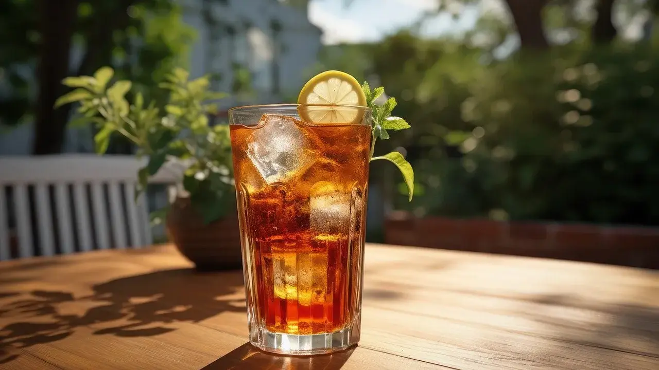 Orzeźwiające drinki z sheridanem, z lodem i plasterkiem cytryny, idealne na letni relaks w ogrodzie.