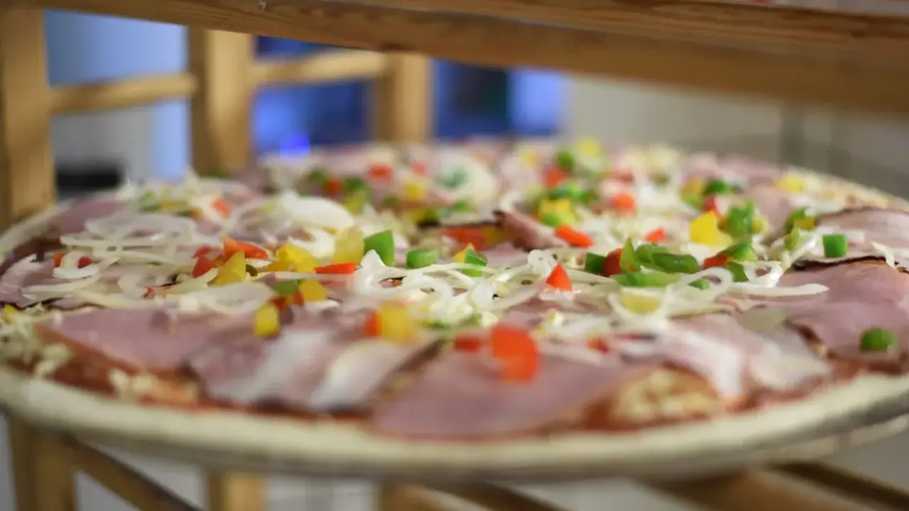 Kolejnosc skladnikow na pizze: szynka, cebula, papryka.