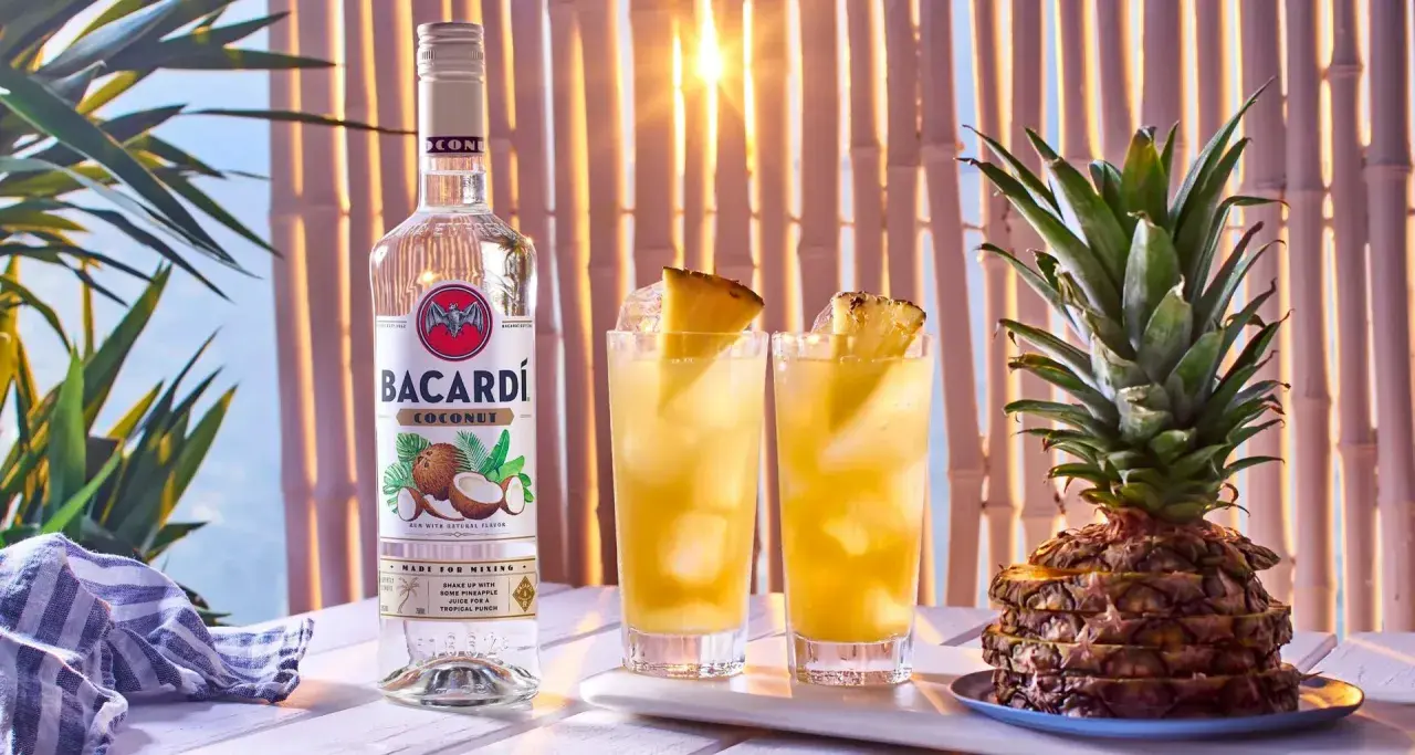 Orzeźwiające drinki z rumem Bacardi Coconut i ananasem. Idealne na tropikalne popołudnie.