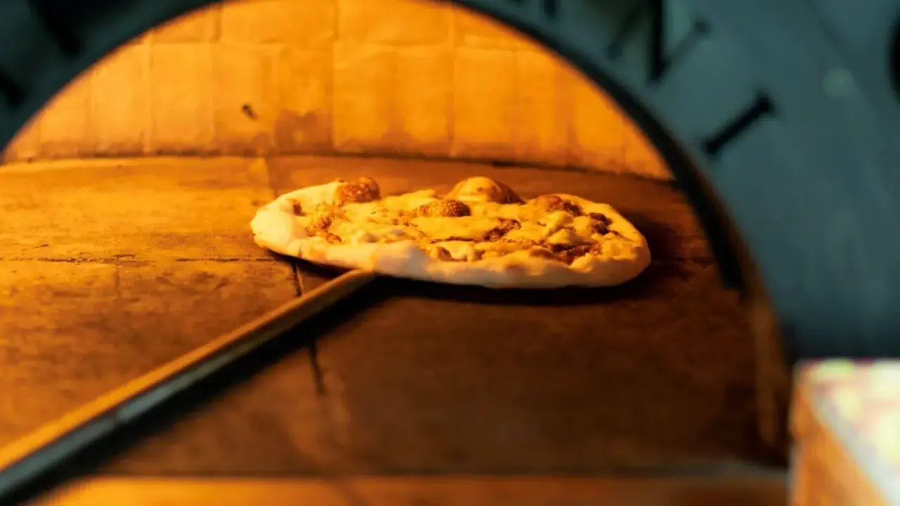 Pizza prosto z pieca, gorąca i pachnąca. Czy to fast food? Zależy od tego, jak szybko ją zjesz!