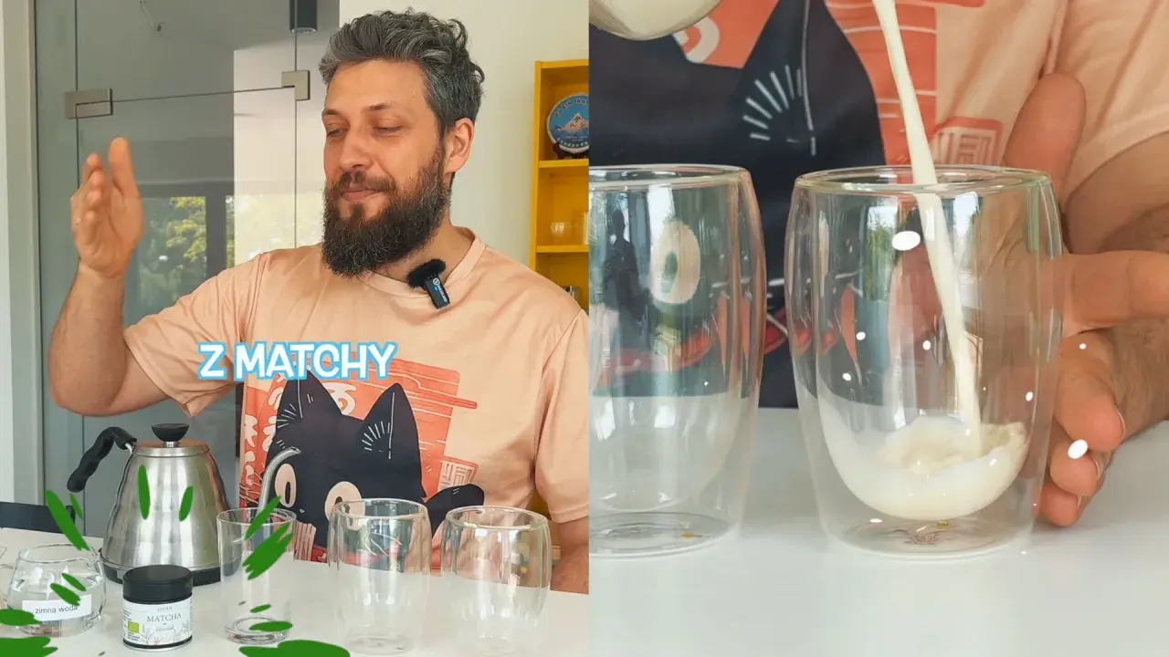 Jak zrobic matche? Mężczyzna pokazuje składniki do przygotowania napoju matcha, a potem wlewa mleko do szklanki.