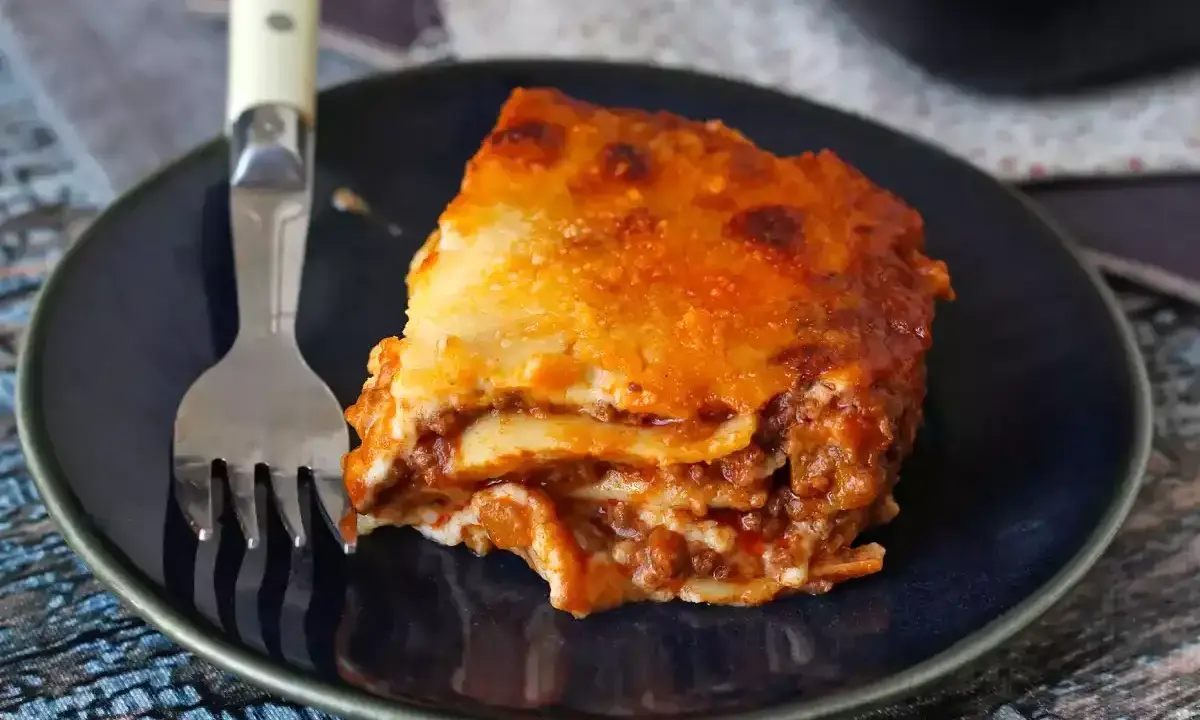 Pyszna lazania z mięsem i sosem pomidorowym, idealna na obiad. Ten przepis na lazanię zachwyci każdego!
