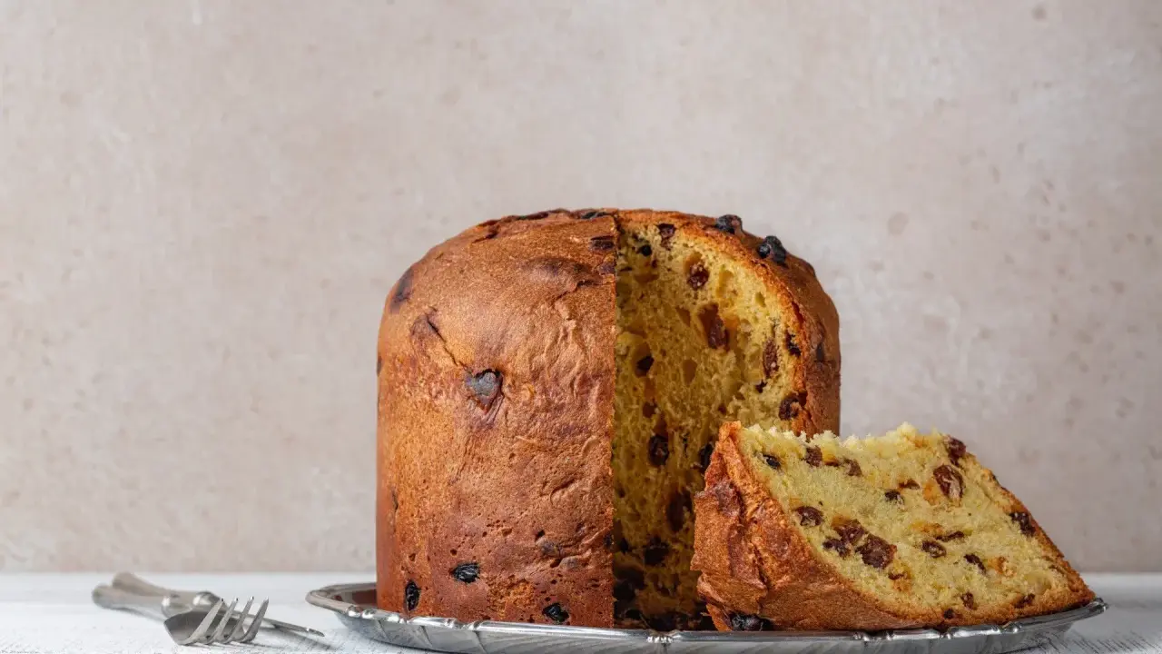 Panettone z rodzynkami, gotowy do podania. Ten puszysty włoski deser, idealny na święta, zachwyca swoim oryginalnym przepisem.