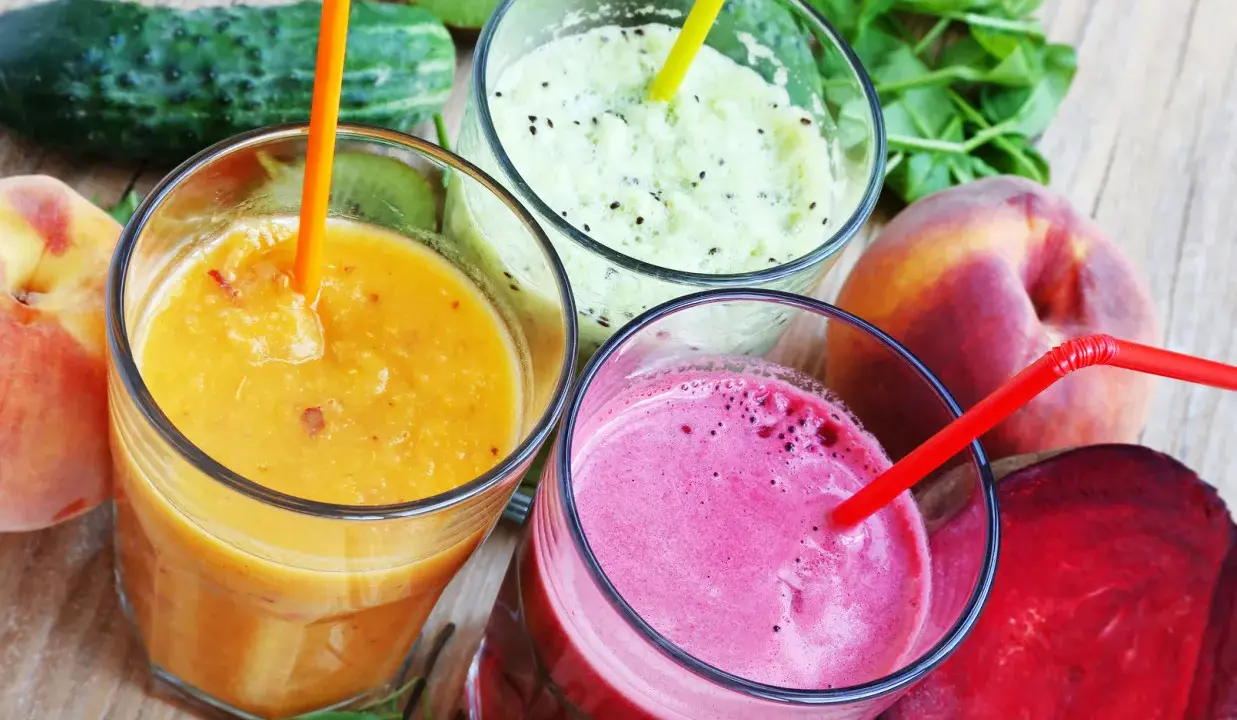Orzeźwiający drink z likierem brzoskwiniowym, obok kiwi, buraka i brzoskwini.
