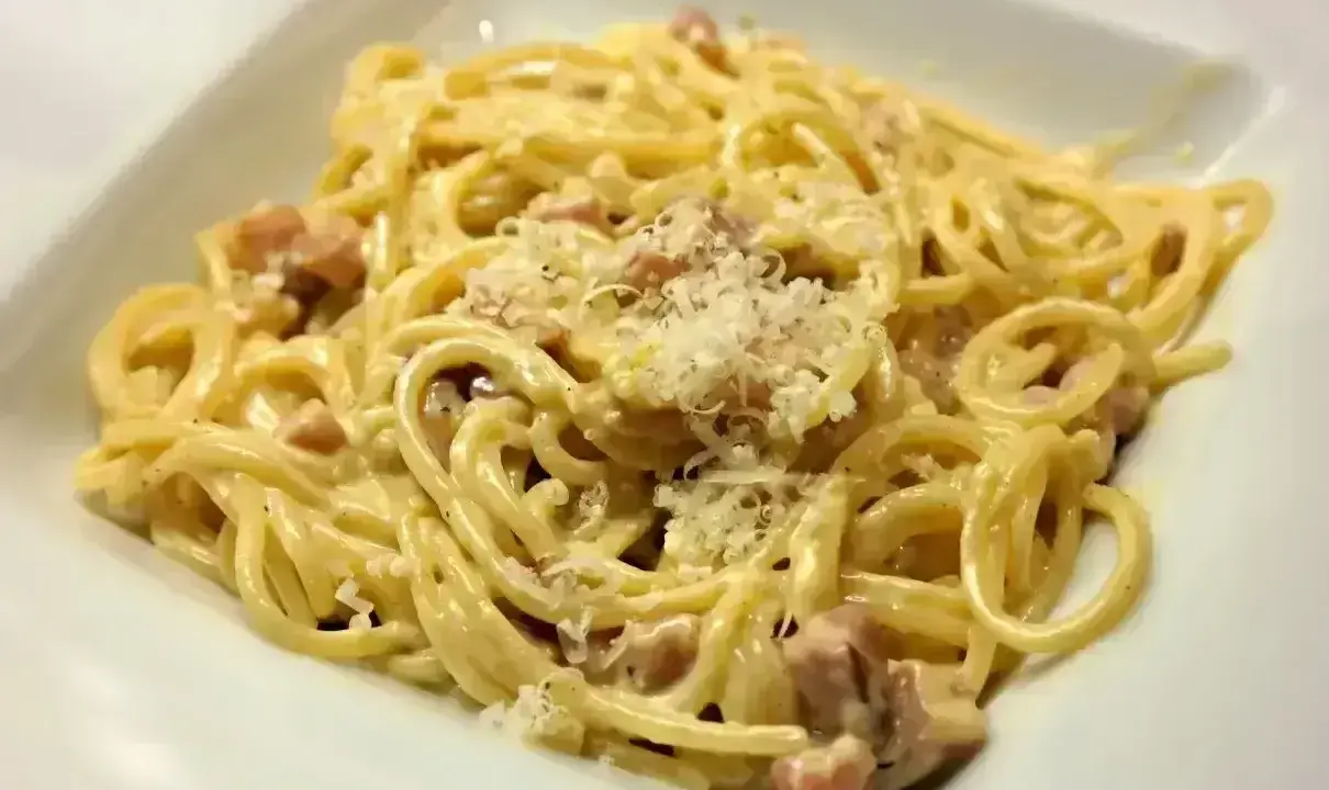 Pyszna carbonara z boczkiem i parmezanem, idealna na szybki obiad. Ten przepis na carbonarę ze śmietaną jest prosty i szybki.