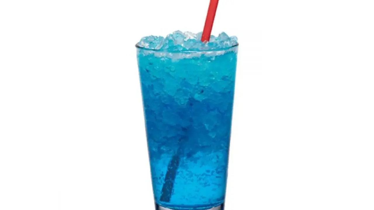 Orzeźwiający drink z blue curacao i sprite, wypełniony lodem, z czerwoną słomką.