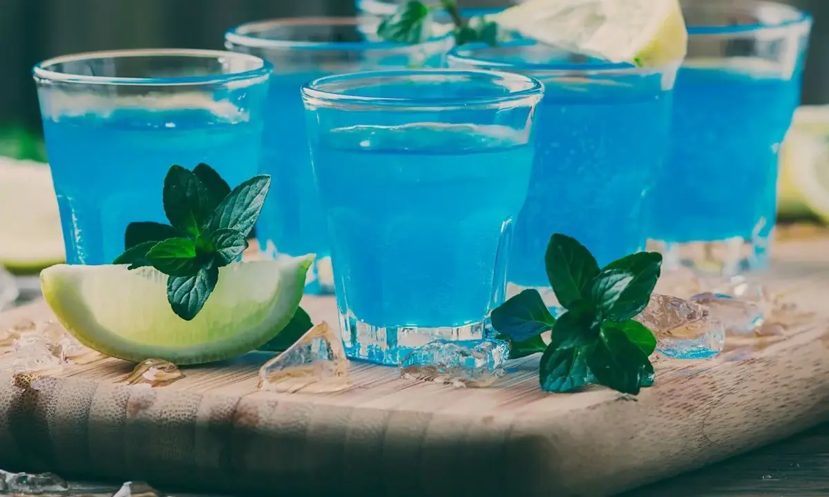 Błękitne shoty z cytryną i miętą. Idealne na letnie przyjęcie, gdy szukasz przepisu na blue curacao.