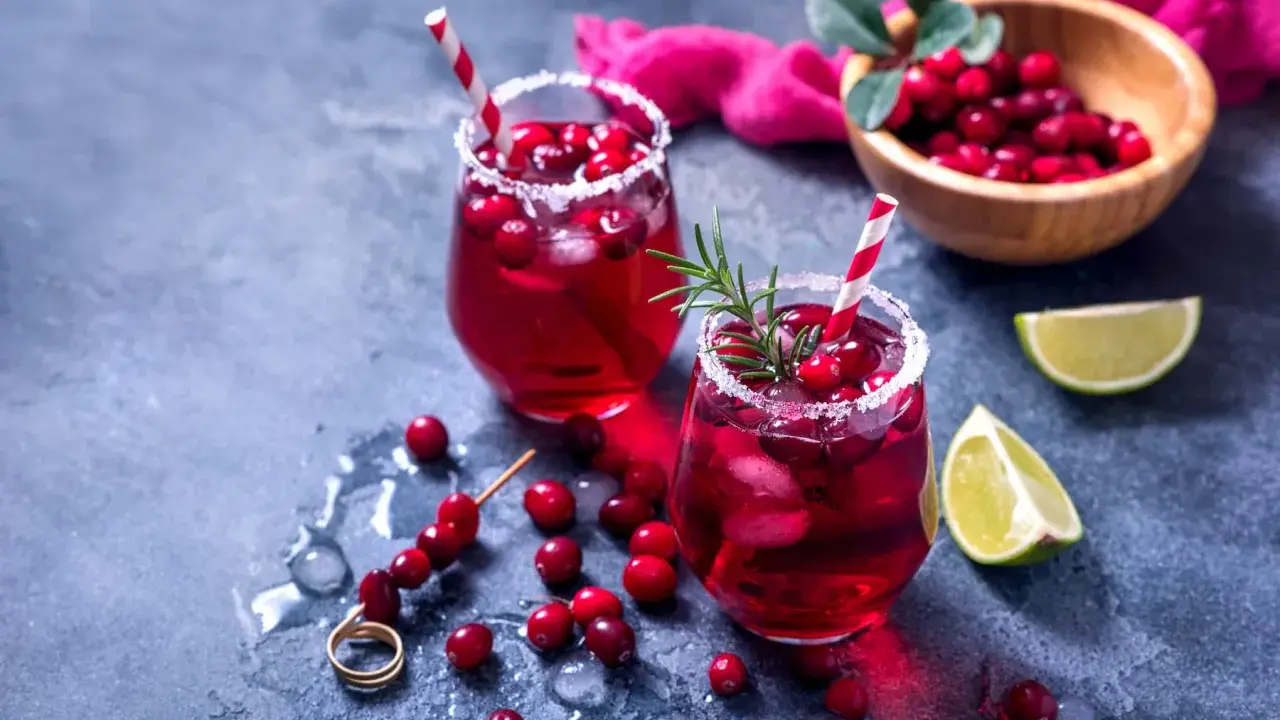 Orzeźwiający drink bezalkoholowy z grenadiną, lodem i żurawiną, udekorowany rozmarynem. Idealny na letnie popołudnie.