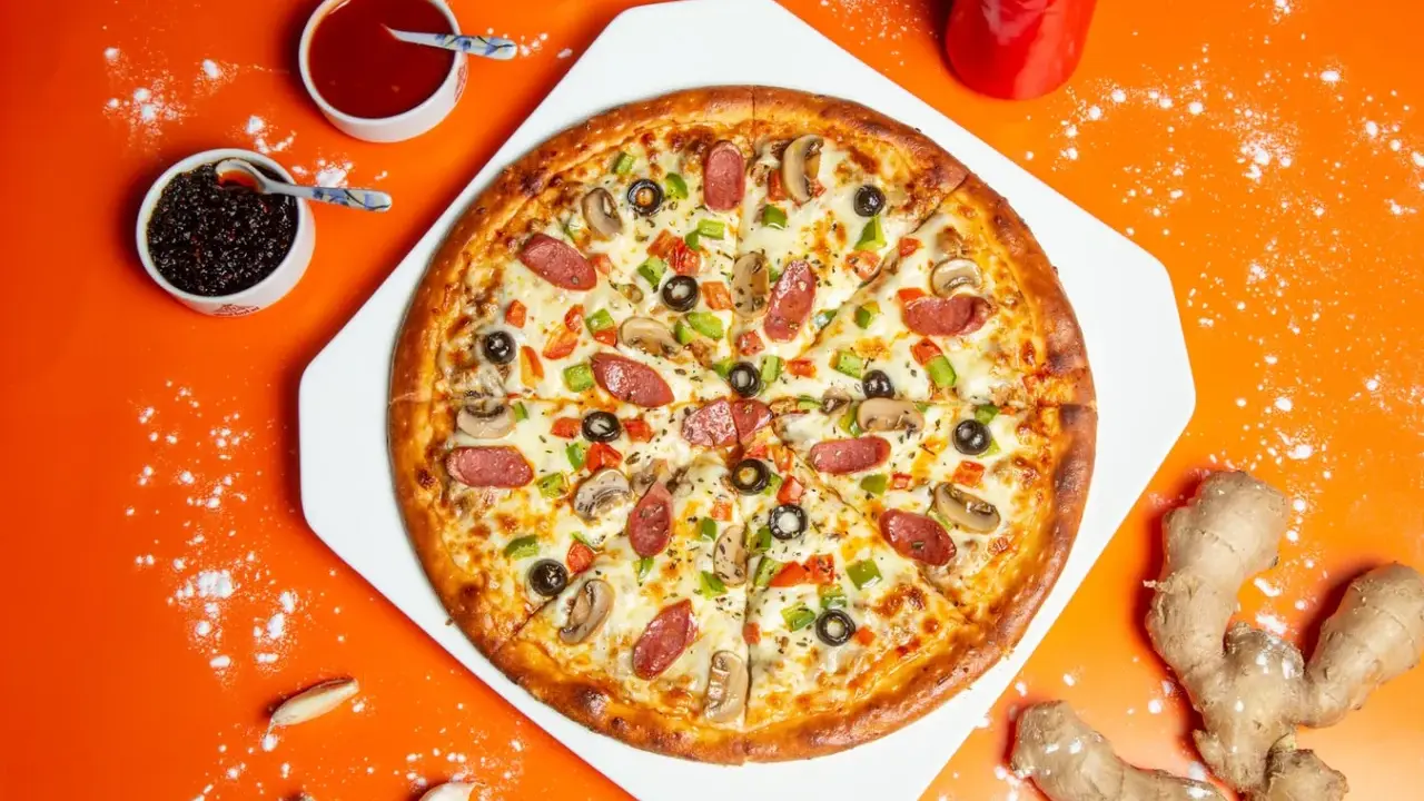 Pyszna pizza z kiełbasą, pieczarkami i papryką. Czy pieczona z termoobiegiem czy bez, zawsze smakuje wyśmienicie!