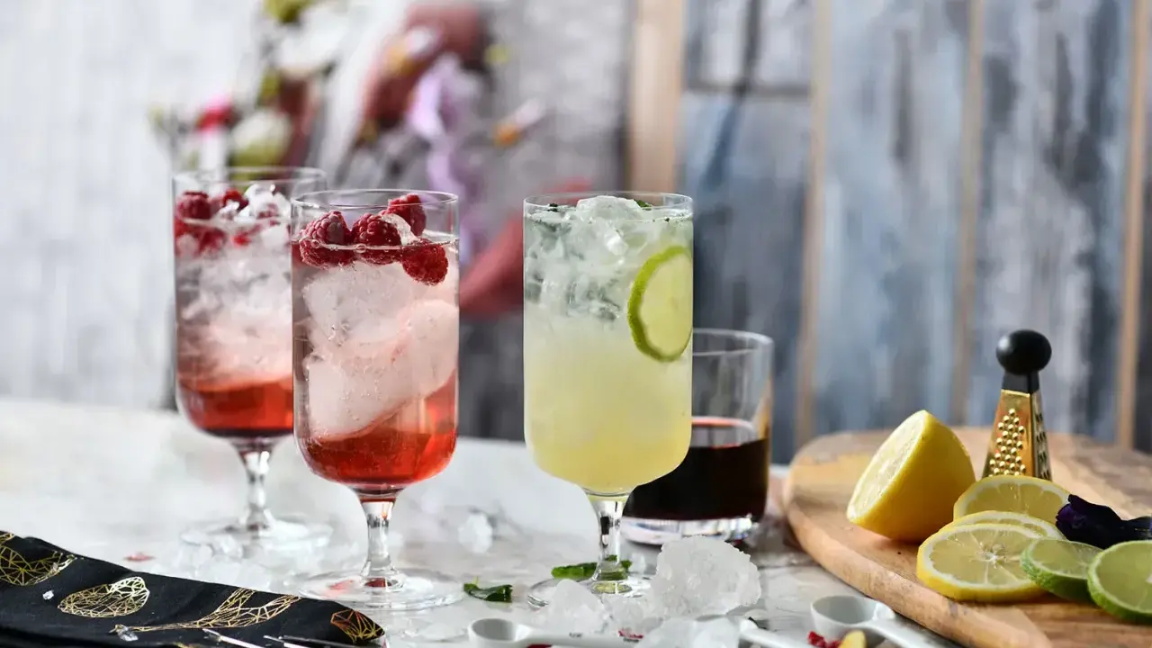 Letnie drinki z malinami i limonką, idealne z czym pić wódkę. Orzeźwiające, kolorowe i pełne smaku.