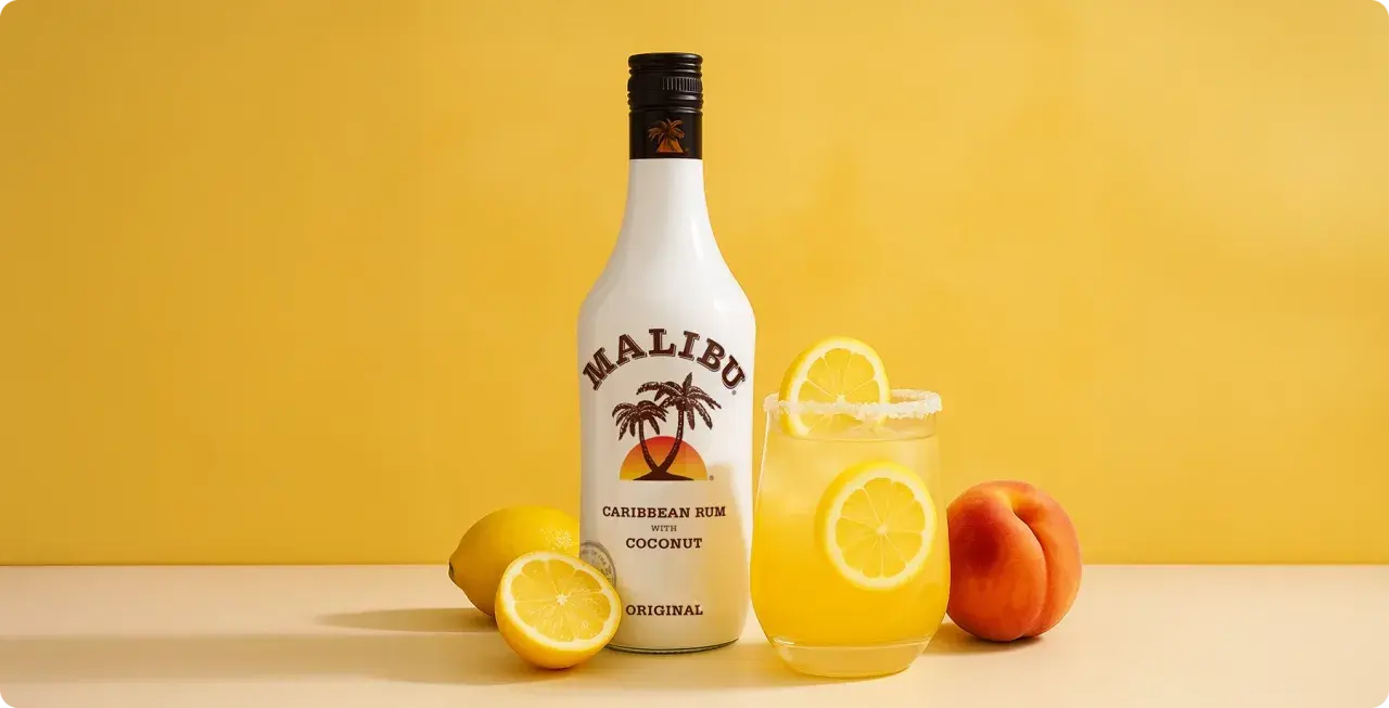 Butelka Malibu, drink z cytryną i brzoskwinią. Idealne na lato, gdy zastanawiasz się, jak pić Malibu z mlekiem.