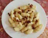Kopytka z boczkiem, jak u babci. Pyszne ciasto na kopytka przepis babci.
