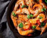 Pyszne krewetki koktajlowe przepis na szybką kolację. Aromatyczny czosnek, chili i świeża kolendra podkreślają smak krewetek.