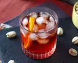 Orzeźwiający Negroni Sbagliato z pomarańczą i lodem. Idealny przepis na letnie popołudnie.