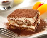 Szybki deser z mascarpone i kakao, idealny na każdą okazję. Puszysty krem i biszkopty zanurzone w kawie tworzą wyśmienite tiramisu.