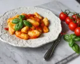 Pyszne gnocchi w sosie pomidorowym, ozdobione bazylią. Idealne na szybki obiad. Gnocchi przepis z czym podawać? Z pomidorami i bazylią!