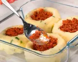 Ziemniaki faszerowane mięsem mielonym w naczyniu żaroodpornym. Świetny pomysł, z czym łączyć ziemniaki na obiad!