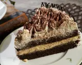 Pyszne ciasto cappuccino z kremem i kakao, idealne na deser.