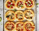 Mini pizze z różnymi dodatkami: margherita, z fetą i bazylią, z karczochami i szpinakiem. Idealne, by pokazać, co zrobić z ciasta na pizzę!