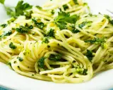 Pyszne spaghetti z zielonym pesto i świeżą natką pietruszki. Idealne, by dodać do makaronu z pesto.