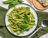 Penne z brokułami i serem gorgonzola w sosie pesto. Idealne danie, by dowiedzieć się, z czym podawać pesto.