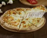 Gorąca pizza z ciągnącym się serem, idealna na wieczór.